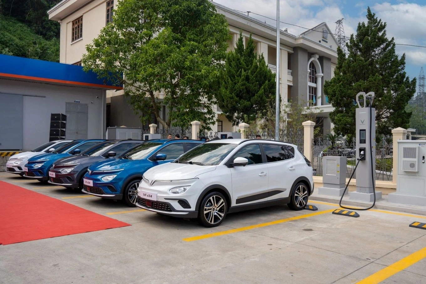 Fierce Competition Ahead For Automakers hình ảnh 3